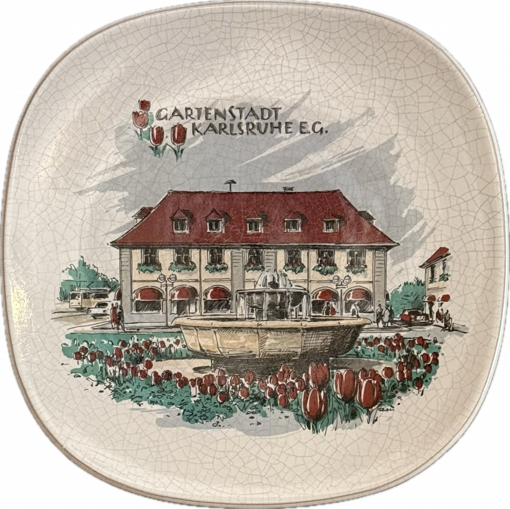 Ein Teller mit der Ansicht der Gartenstadt Geschäftsstelle am Ostendorfplatz in Rüppurr.