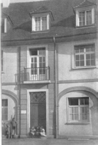 Ansicht Ostendorplatz ein Hauseingang in schwarz weiß