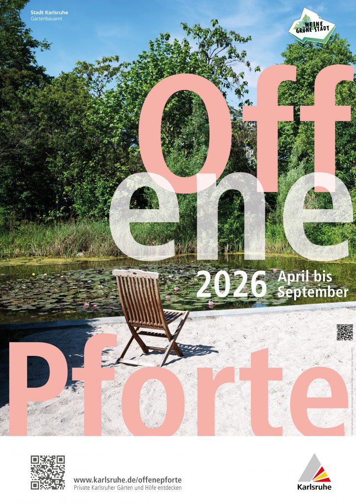 Poster der Stadt Karlsruhe für die "Offene Pforte". Auf dem Foto ist vorne ein Sandstrand mit Stuhl. Dahinter befindet sich ein Teich mit Seerosen. Im Hintergrund sind grüne Bäume.
