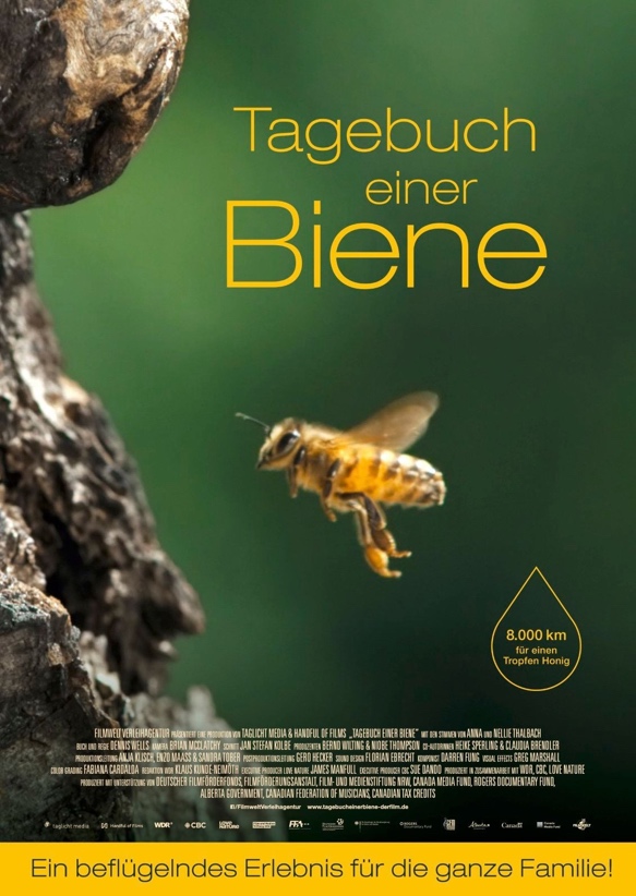 Poster des Films Tagebuch einer Biene.
Auf dem Plakat ist mittig groß eine fliegende Biene zu sehen. Der Hintergrund ist verschwommen grün, auf der linken Seite nur grob erkennbar scheinbar die Rinde eines Baumes.
