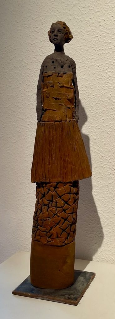 Figur einer Frau aus Holz. Braune Farbe.