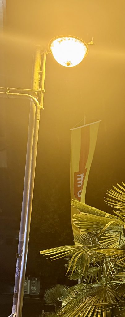 Großaufnahme der alten Laterne vor dem Restaurant Taol. Das Licht ist deutlich wärmer als bei den neuen Laternen.