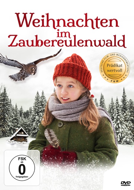 Filmplakat Weihnachten im Zaubereulenwald. Ein Mädchen mit roter Wollmütze, grauem Schaal und grüner Winterjacke steht im Schnee vor einem Tannenwald. Von links oben kommt eine Eule angeflogen.